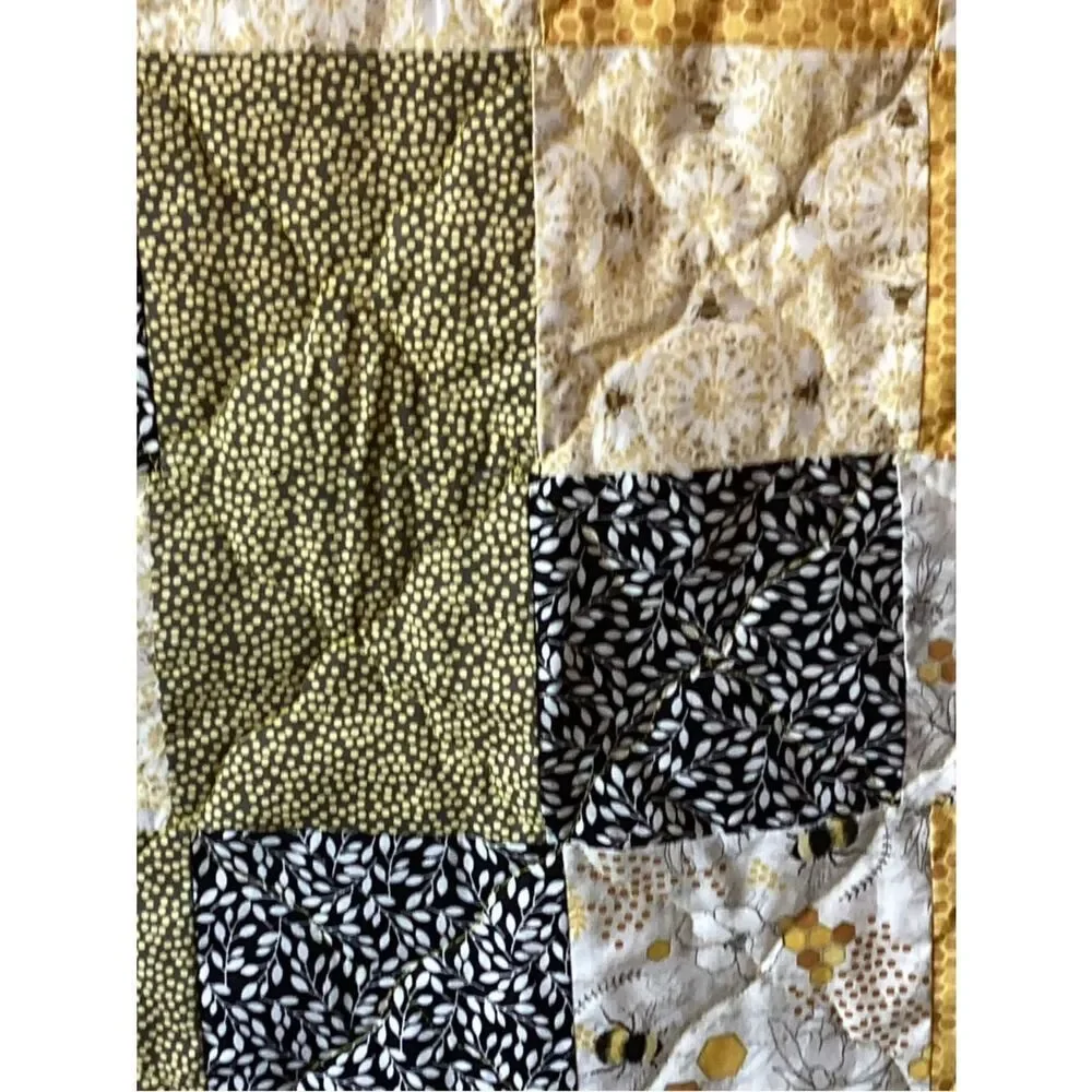 NWT. Hand Crafted Honey Bees Quilt
